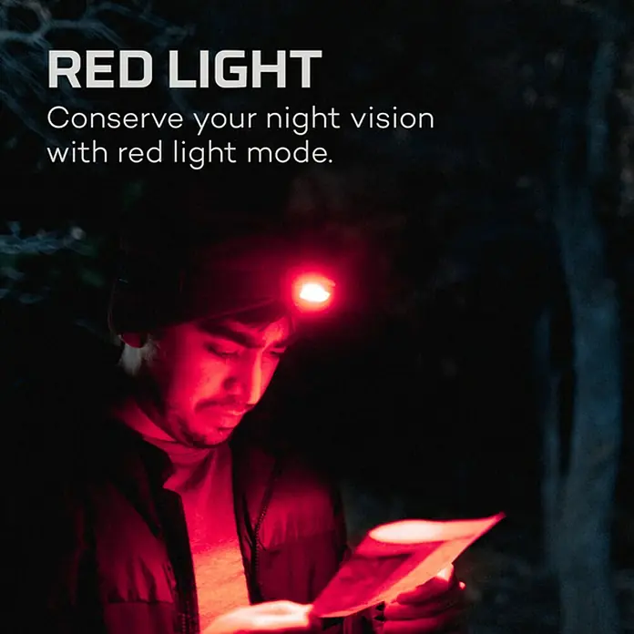 Nebo Tools Linterna frontal Einstein flex - 5,08 x 7,62 x 12,7 cm, 1.000 lm, IPX4 - Un hombre usa una linterna frontal de luz roja para leer un mapa en la oscuridad. La linterna ilumina el entorno para una visión nocturna clara.