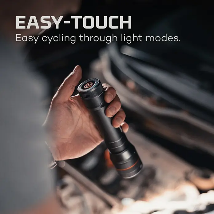 Nebo Tools Linterna táctil Newton - 3,81 x 4,78 x 17,78 cm, 1.000 lm, IP67 - Primer plano de una mano sosteniendo una linterna Fenix, destacando su función Easy-Touch para cambiar modos de luz.