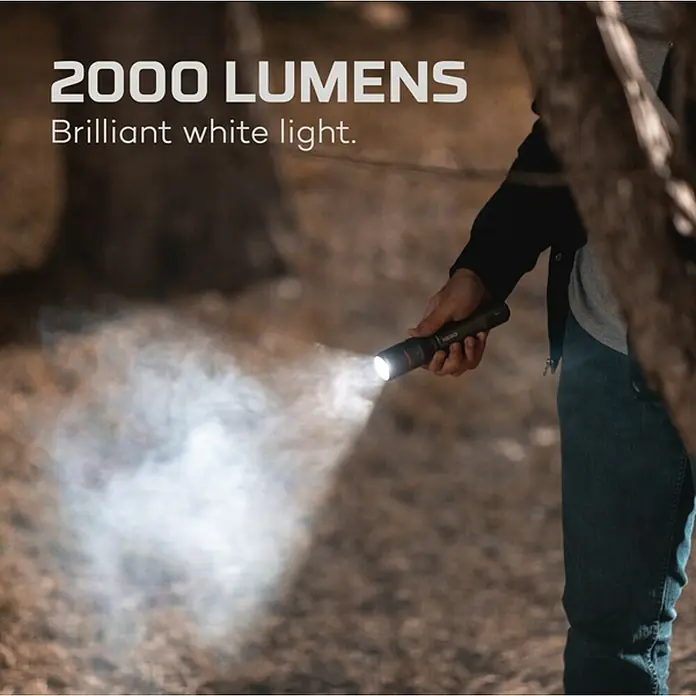 Nebo Tools Linterna Davinci 2000 - 2.000 lm, IP67 - Potente linterna LED de 2000 lúmenes en uso, que proporciona una luz blanca brillante para una visibilidad óptima.