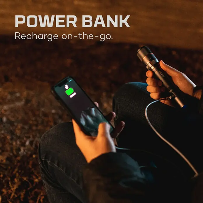 Nebo Tools Linterna Davinci 2000 - 2.000 lm, IP67 - El banco de energía NEBO está cargando un teléfono móvil sobre la marcha. La linterna se puede utilizar como fuente de energía de emergencia.