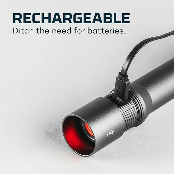 Nebo Tools Linterna Davinci 2000 - 2.000 lm, IP67 - Primer plano de una linterna gris recargable con un cable de carga conectado.