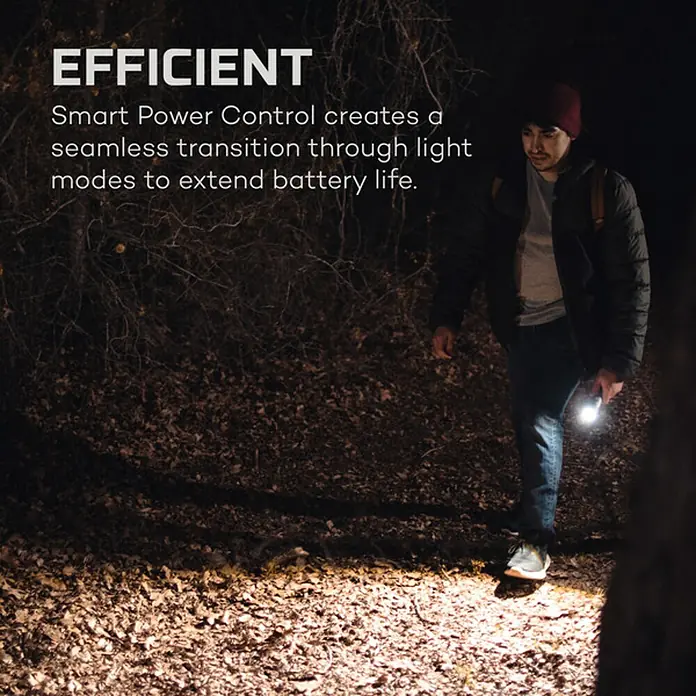 Nebo Tools Linterna Davinci 2000 - 2.000 lm, IP67 - Un hombre usa una linterna eficiente con control inteligente de energía, que extiende la vida útil de la batería. Ideal para aventuras nocturnas al aire libre.