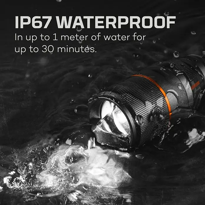 Nebo Tools Linterna Davinci 2000 - 2.000 lm, IP67 - Primer plano de una linterna impermeable IP67, parcialmente sumergida en agua, que destaca las capacidades impermeables del producto.