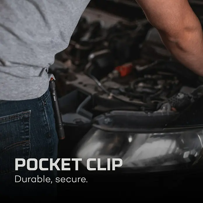 Nebo Tools Linterna Columbo Flex - 1,42 x 1,9 x 10,8 cm, 250 lm, IP67 - Imagen de un hombre trabajando en un coche, con una luz de trabajo negra con un clip de bolsillo sujeto a sus vaqueros.