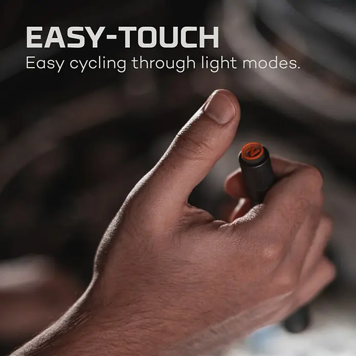 Nebo Tools Linterna Columbo Flex - 1,42 x 1,9 x 10,8 cm, 250 lm, IP67 - Primer plano de una mano que opera una pequeña luz de bicicleta negra con un botón naranja.