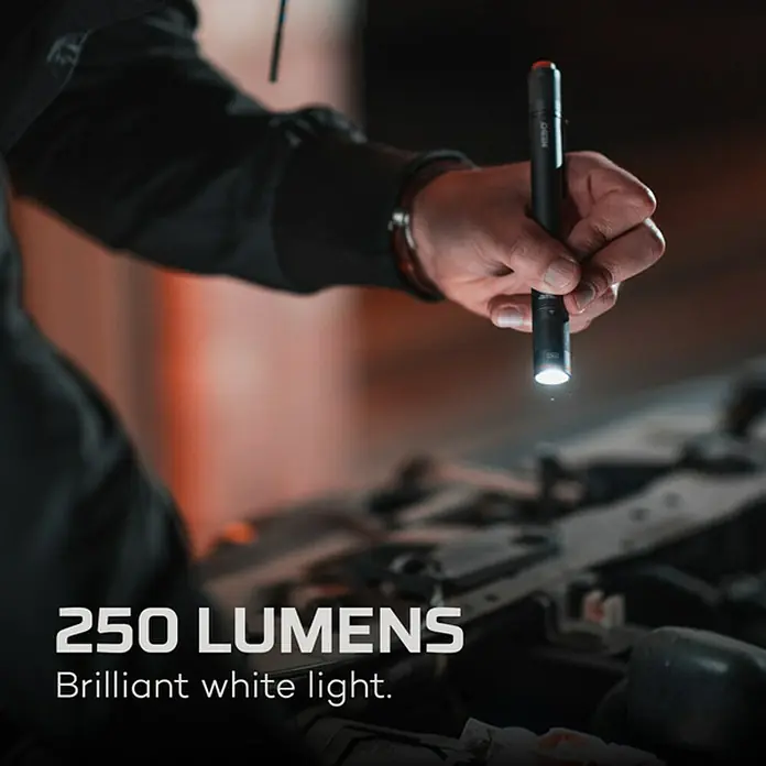 Nebo Tools Linterna Columbo Flex - 1,42 x 1,9 x 10,8 cm, 250 lm, IP67 - Primer plano de una linterna NexTool de 250 lúmenes que ilumina un compartimento del motor con luz blanca brillante.