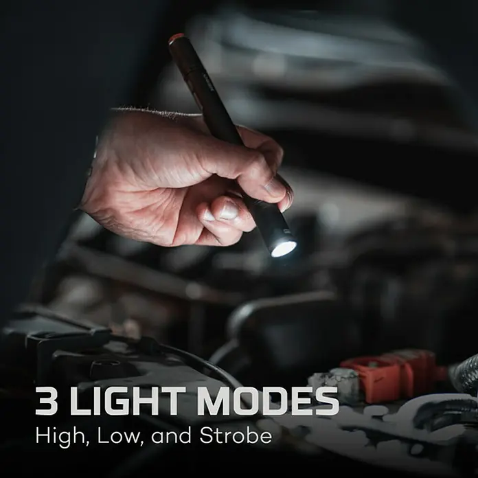 Nebo Tools Linterna Columbo Flex - 1,42 x 1,9 x 10,8 cm, 250 lm, IP67 - Una mano sujeta una lámpara de trabajo negra y delgada sobre un compartimento del motor. La luz LED tiene 3 modos: Alto, Bajo y Estroboscópico.
