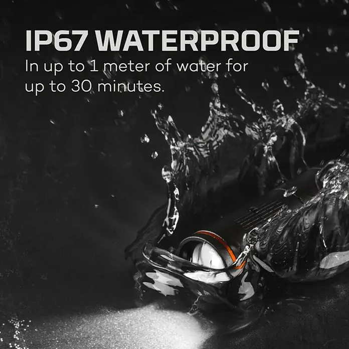 Nebo Tools Linterna Columbo Flex - 1,42 x 1,9 x 10,8 cm, 250 lm, IP67 - La imagen presenta una linterna impermeable IP67, que muestra su capacidad de sumergirse en 1 metro de agua durante 30 minutos.