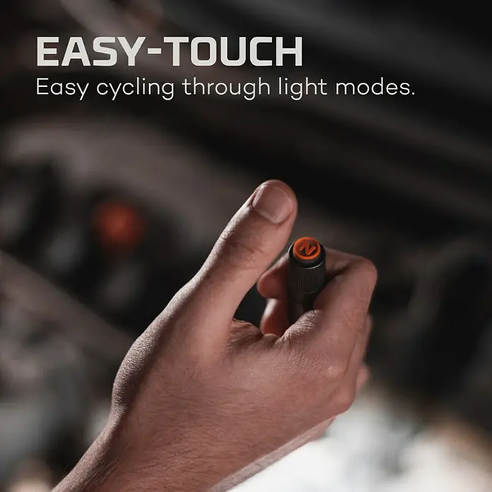 Nebo Tools Linterna Columbo boli - 1,78 x 10,8 x 17,78 cm, 100 lm, IP67 - Primer plano de una mano que sujeta una linterna LED fácil de tocar, que tiene un fácil ciclo a través de los modos de luz.