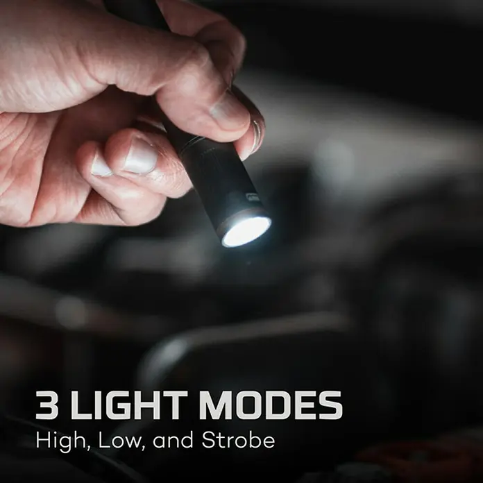 Nebo Tools Linterna Columbo boli - 1,78 x 10,8 x 17,78 cm, 100 lm, IP67 - Primer plano de una mano que sostiene una linterna con tres modos de luz: alto, bajo y estroboscópico.