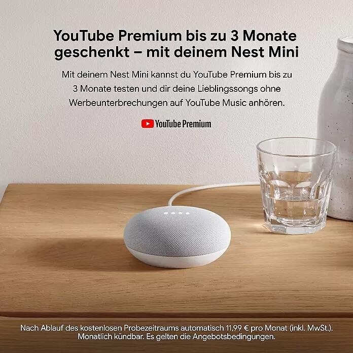 Google Nest Sprachgesteuerter Lautsprecher Mini - Kreide, Netzbetrieben, Kabellänge: 1,5 m - Helle, graue Google Nest Mini Smart Speaker auf einem Holztisch.