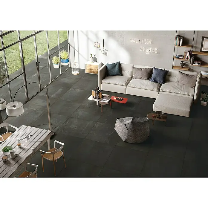 Feinsteinzeugfliese Metallo Ferro - 80 x 80 cm, Schwarz, Matt - Wohnzimmer mit großformatigen, dunklen Bodenfliesen, die eine moderne und elegante Atmosphäre schaffen. Ideal für stilvolle Wohnräume.