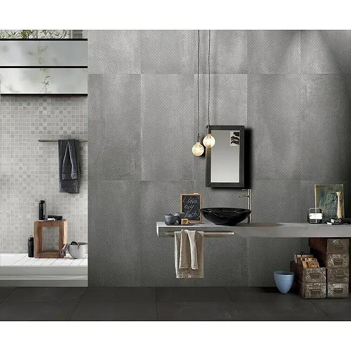 Feinsteinzeugfliese Metallo Zinco Dekor - 60 x 120 cm, Grau, Matt - Das Badezimmer verfügt über Fliesen in Grautönen, einen schwarzen Waschtisch und eine Beleuchtung mit zwei Glühbirnen, die ein modernes Ambiente schaffen.
