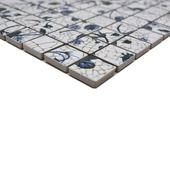 Mosaikfliese Quadrat CG SB09 - 29,8 x 29,8 cm, Weiß, Glänzend - Nahaufnahme eines Mosaiks mit blauem Blumendesign und Crackle-Glasur, ideal für Wand- und Bodengestaltung.