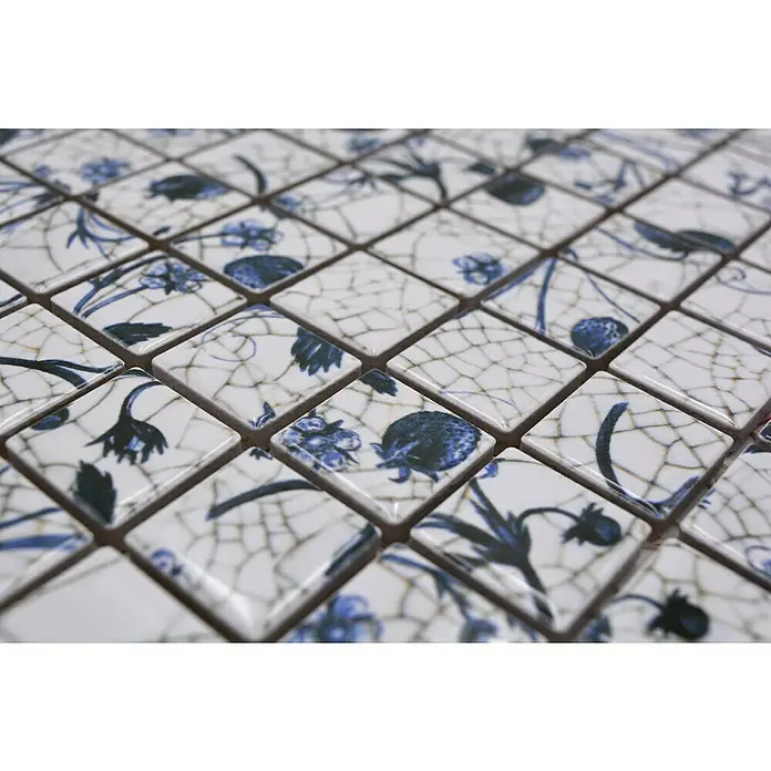 Mosaikfliese Quadrat CG SB09 - 29,8 x 29,8 cm, Weiß, Glänzend - Nahaufnahme eines Mosaiks aus weißen und blauen Fliesen mit floralen Mustern und feinen Rissen, die ein einzigartiges Dekor für Ihr Zuhause bietet.