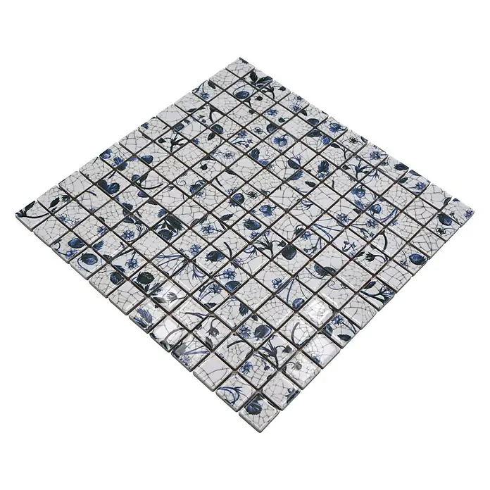 Mosaikfliese Quadrat CG SB09 - 29,8 x 29,8 cm, Weiß, Glänzend - Nahaufnahme eines Dekormosaiks mit floralem Muster in Blau-Weiß, ideal für stilvolle Wandgestaltungen im Innenbereich.