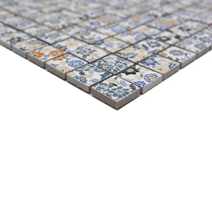 Mosaikfliese Quadrat CG SP06 - 30,5 x 30,5 cm, Bunt, Glänzend - Detailaufnahme eines Mosaikfliesen-Musters mit floralen Motiven in verschiedenen Farben, ideal für dekorative Wand- und Bodengestaltungen.