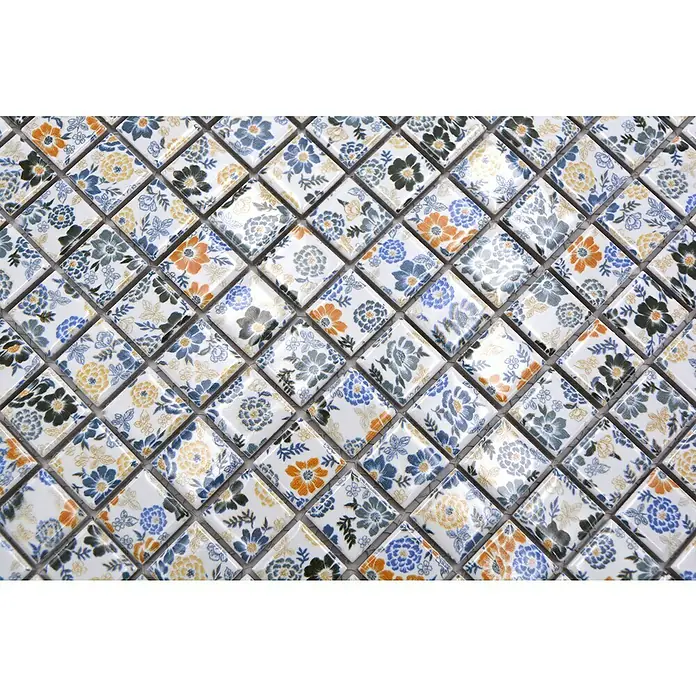 Mosaikfliese Quadrat CG SP06 - 30,5 x 30,5 cm, Bunt, Glänzend - Detailaufnahme von quadratischen Mosaikfliesen mit floralen Mustern in Blau-, Gelb- und Orangetönen. Elegantes Design für Wand- und Bodengestaltung.