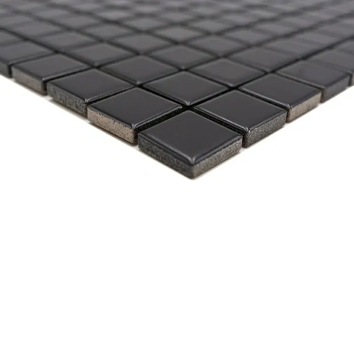 Mosaikfliese Quadrat Uni CG 154 - 29,8 x 29,8 cm, Schwarz, Matt - Nahaufnahme von glänzenden, schwarzen Mosaikfliesen, die ein elegantes und modernes Design für Badezimmer oder Küchenrückwände bieten.