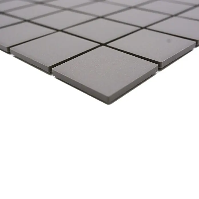Mosaikfliese Quadrat Uni CU 233 - 29,8 x 29,8 cm, Grau, Matt - Nahaufnahme von grauen quadratischen Mosaikfliesen mit subtilen Farbnuancen und minimalen Fugenlinien.