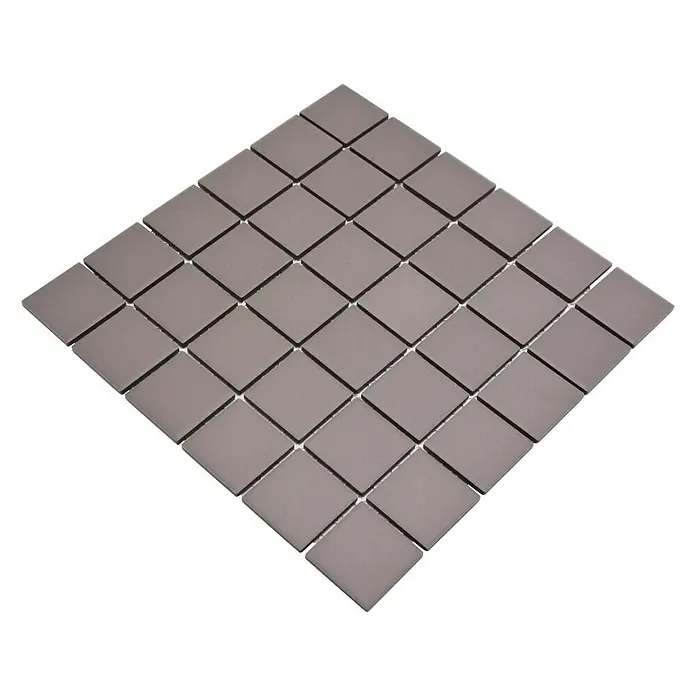 Mosaikfliese Quadrat Uni CU 233 - 29,8 x 29,8 cm, Grau, Matt - Nahaufnahme von grauen Mosaikfliesen in quadratischer Form, angeordnet in einem Rautenmuster auf schwarzem Hintergrund.