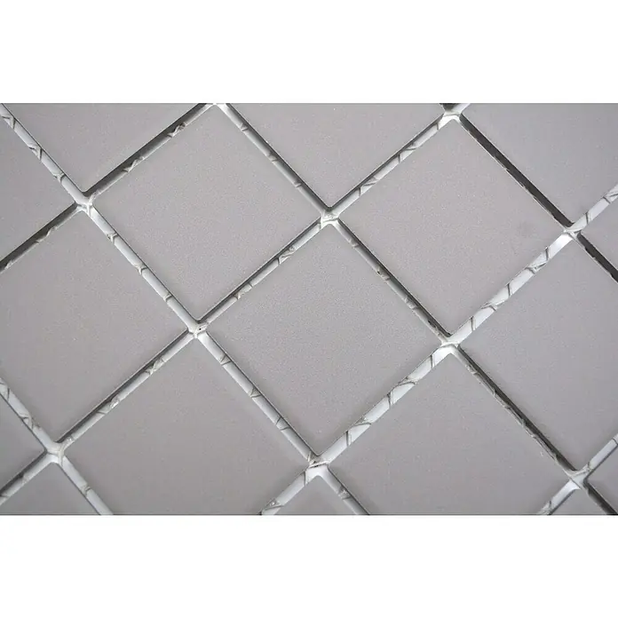Mosaikfliese Quadrat Uni CU 233 - 29,8 x 29,8 cm, Grau, Matt - Nahaufnahme von grauen, quadratischen Mosaikfliesen mit weißem Fugenmörtel, die ein modernes und elegantes Muster bilden.