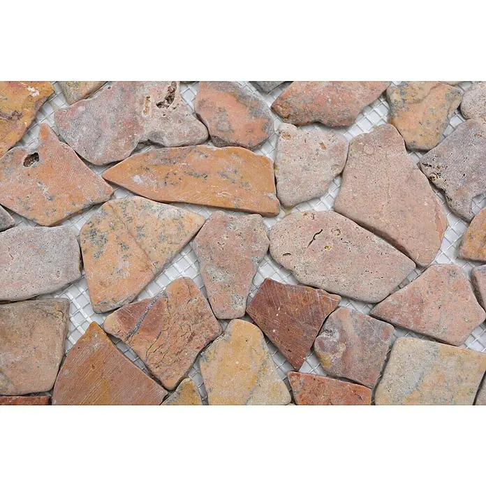 Mosaikfliese Uni CIOT 30/140 - 30,5 x 30,5 cm, Rot, Matt - Nahaufnahme von Mosaikfliesen aus Naturstein in verschiedenen Braun- und Rosatönen, die auf einem weißen Netz befestigt sind.