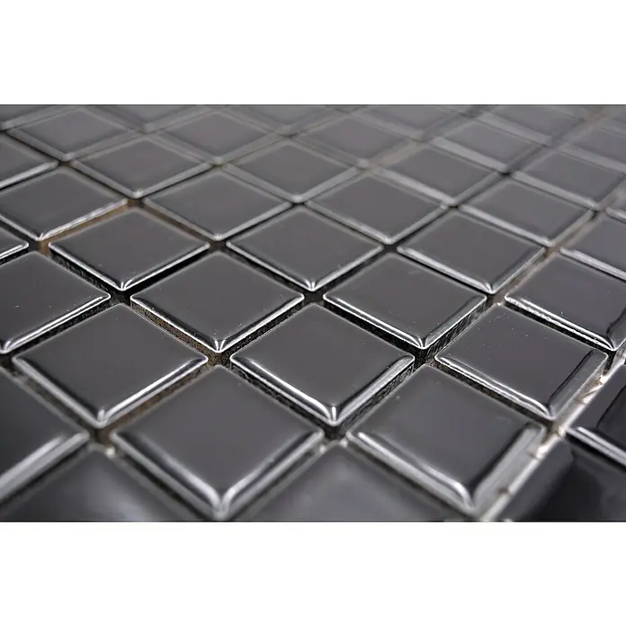 Mosaikfliese Quadrat Uni CG 144 - 29,8 x 29,8 cm, Schwarz, Glänzend - Nahaufnahme eines Musters aus glänzenden, schwarzen quadratischen Mosaikfliesen, ideal für stilvolle Wand- oder Bodengestaltungen.