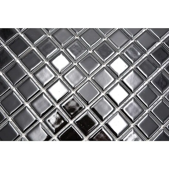 Mosaikfliese Quadrat Uni CG 144 - 29,8 x 29,8 cm, Schwarz, Glänzend - Nahaufnahme von glänzenden, silberfarbenen Mosaikfliesen, die ein elegantes und modernes Design zeigen.