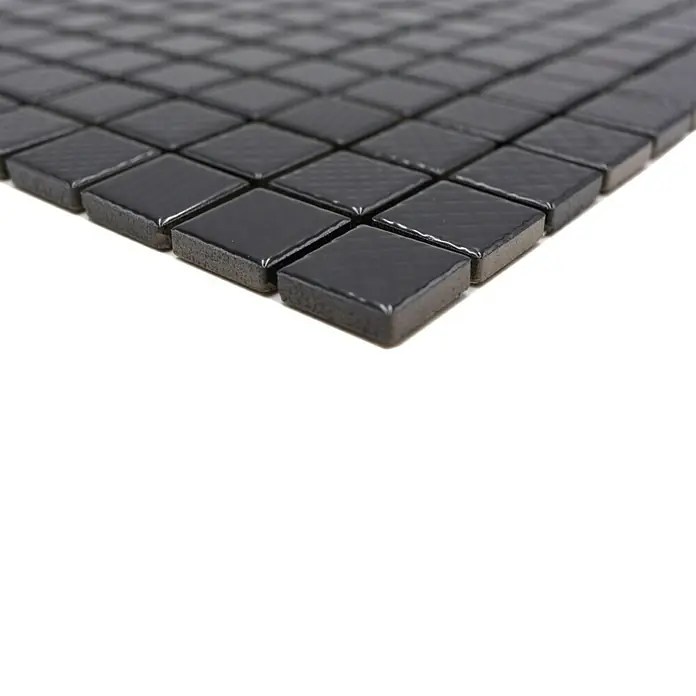 Mosaikfliese Quadrat CG 123 - 29,8 x 29,8 cm, Schwarz, Glänzend - Nahaufnahme von schwarzen Mosaikfliesen, die ein elegantes und modernes Design für jede Oberfläche bieten.