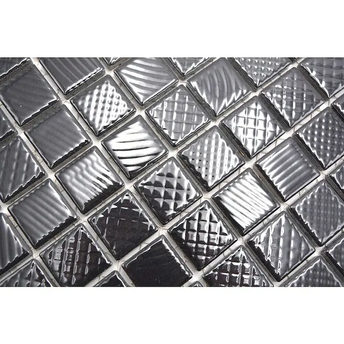 Mosaikfliese Quadrat CG 123 - 29,8 x 29,8 cm, Schwarz, Glänzend - Nahaufnahme von quadratischen Mosaikfliesen in Schwarz und Silber, die ein reflektierendes Muster bilden. Perfekt für stilvolle Wand- und Bodenbeläge.