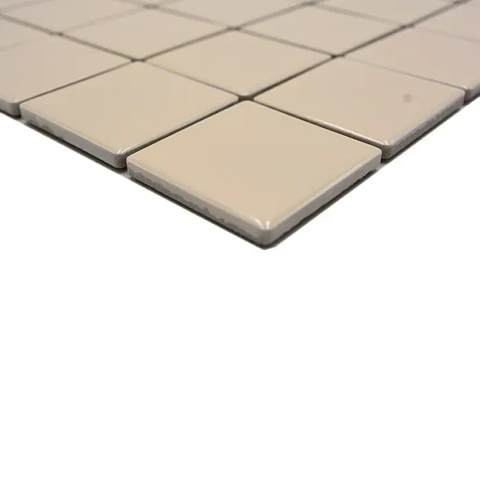 Mosaikfliese Quadrat Uni CD 262 - 29,8 x 29,8 cm, Beige, Glänzend - Nahaufnahme eines Sets quadratischer, beiger Fliesen mit glatter Oberfläche, ideal für Badezimmer- oder Küchenprojekte.