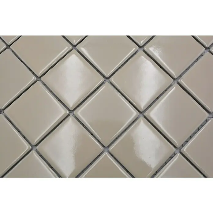 Mosaikfliese Quadrat Uni CD 262 - 29,8 x 29,8 cm, Beige, Glänzend - Nahaufnahme beiger quadratischer Keramikfliesen mit glänzender Oberfläche, ideal für moderne Wand- und Bodengestaltungen im Innenbereich.