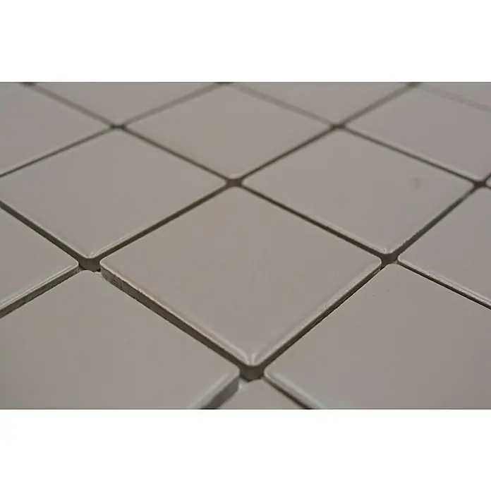 Mosaikfliese Quadrat Uni CD 292 - 29,8 x 29,8 cm, Beige/Braun, Matt - Nahaufnahme von quadratischen, beigen Keramikfliesen mit subtilen Fugenlinien, die ein sauberes, modernes Muster erzeugen.