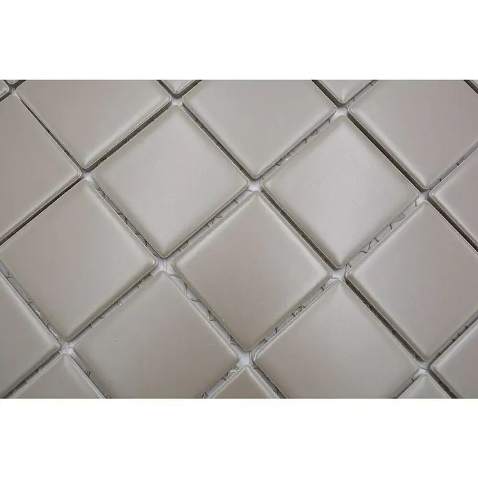 Mosaikfliese Quadrat Uni CD 292 - 29,8 x 29,8 cm, Beige/Braun, Matt - Nahaufnahme eines Musters aus quadratischen, beigen Mosaikfliesen mit abgerundeten Kanten und hellem Fugenmörtel.