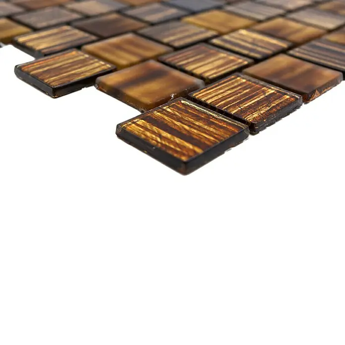 Mosaikfliese Quadrat Crystal Struktur CM CF45 - 28,6 x 31,8 cm, Braun, Glänzend - Nahaufnahme eines Musters von quadratischen Mosaikfliesen in Braun- und Goldtönen, die eine interessante Textur und Reflexion aufweisen.