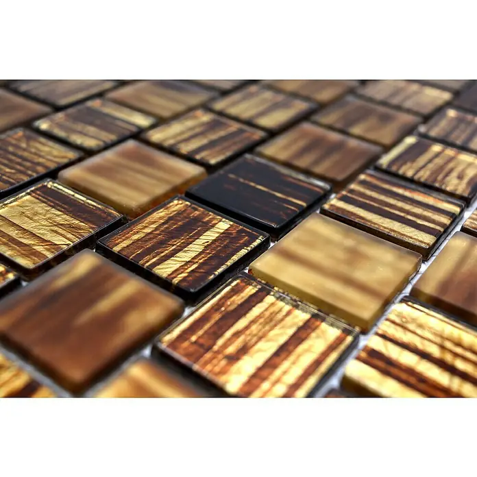 Mosaikfliese Quadrat Crystal Struktur CM CF45 - 28,6 x 31,8 cm, Braun, Glänzend - Nahaufnahme von glänzenden braunen und goldenen Mosaikfliesen, die ein luxuriöses und dekoratives Element für Innenräume darstellen.