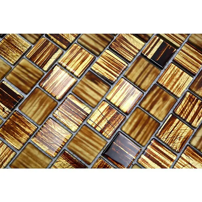 Mosaikfliese Quadrat Crystal Struktur CM CF45 - 28,6 x 31,8 cm, Braun, Glänzend - Nahaufnahme von quadratischen Mosaikfliesen in Gold- und Brauntönen, die ein elegantes Muster für moderne Inneneinrichtungen schaffen.
