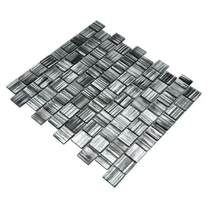 Mosaikfliese Quadrat Crystal Struktur CM CF41 - 28,6 x 31,8 cm, Schwarz, Glänzend - Ein faszinierendes Bild von grauen Mosaikfliesen, die ein einzigartiges Muster auf einer schwarzen Oberfläche bilden und Eleganz ausstrahlen.