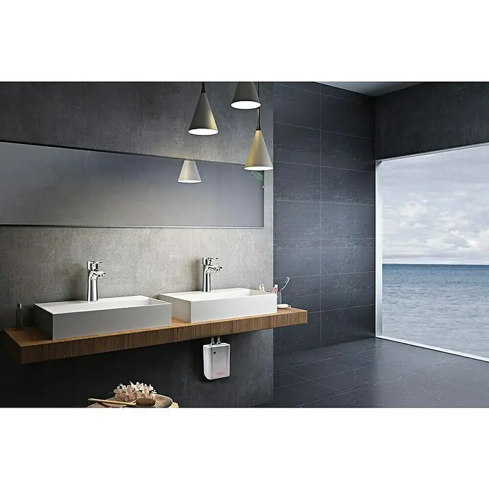 Thermoflow Kleindurchlauferhitzer Elex 5,5 -  - Badezimmer mit zwei rechteckigen Waschbecken, moderner Armatur und einem Warmwasserbereiter unter dem Waschtisch. Elegante Beleuchtung und Meerblick.