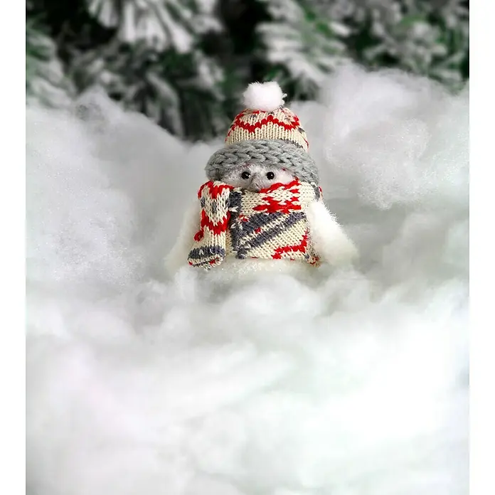 Dekoelement Schneedaunen - Weiß, Kunststoff - Niedlicher Schneemann mit roter Mütze und Schal im Schnee. Perfekt für festliche Dekorationen und winterliche Atmosphäre.