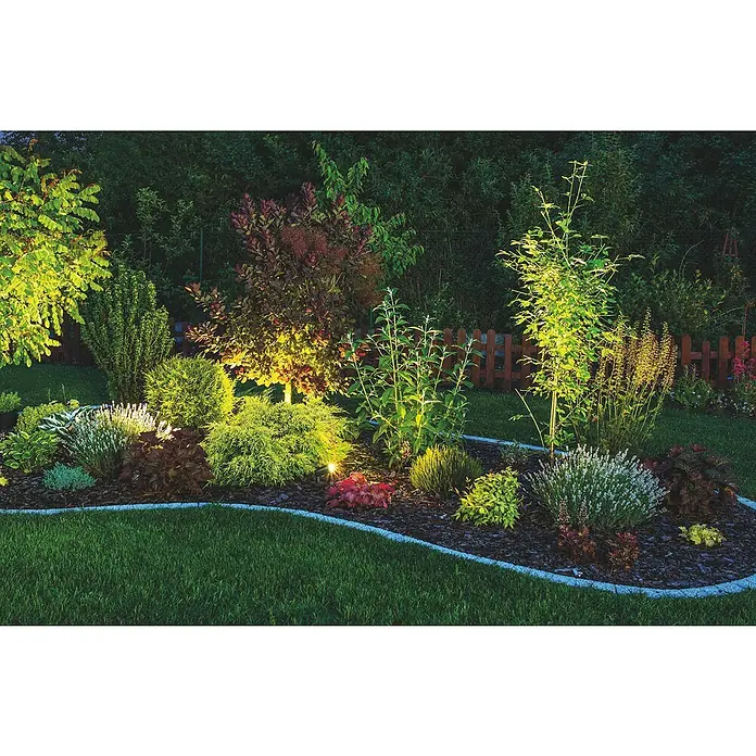 Ledvance Smart+ LED-Gartenspot Garten Spottwallspike RGBW EXT - L x B x H: 145 x 90 x 295 mm - Beleuchteter Garten mit verschiedenen Pflanzen und Büschen, die eine idyllische Abendstimmung erzeugen.