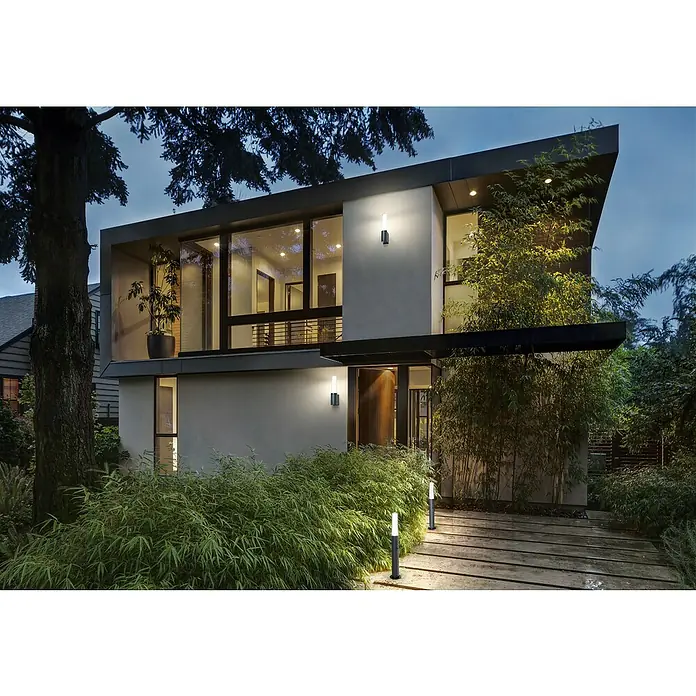 Ledvance Smart+ LED-Gartenspot Lantern Flare Wall RGBW GR - Farbe Gehäuse: Grau, RGBW, 98 x 66 x 331 mm, Mit Leuchtmittel - Moderne Hausfassade mit schlanken Außenwandleuchten, die das architektonische Design hervorheben und für stimmungsvolle Beleuchtung sorgen.