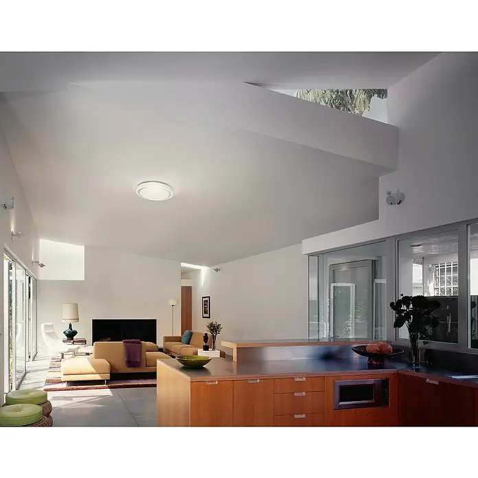 Ledvance Smart+ WiFi LED-Deckenleuchte rund Ceiling Moon32 W, Ø x H: 480 x 86 mm, Weiß/Silber - Deckenleuchte in einem hellen, modernen Wohnraum. Das schlichte Design der Leuchte fügt sich nahtlos in die Architektur des Raumes ein und sorgt für eine angenehme Beleuchtung.