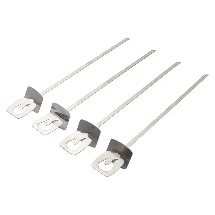 Char-Broil Grillspieß Grill+ - Länge: 35 cm, 4 -tlg. - Vier Deckenhänger sind auf einem schwarzen Hintergrund platziert. Diese praktischen Werkzeuge erleichtern das Aufhängen von Deckenplatten.