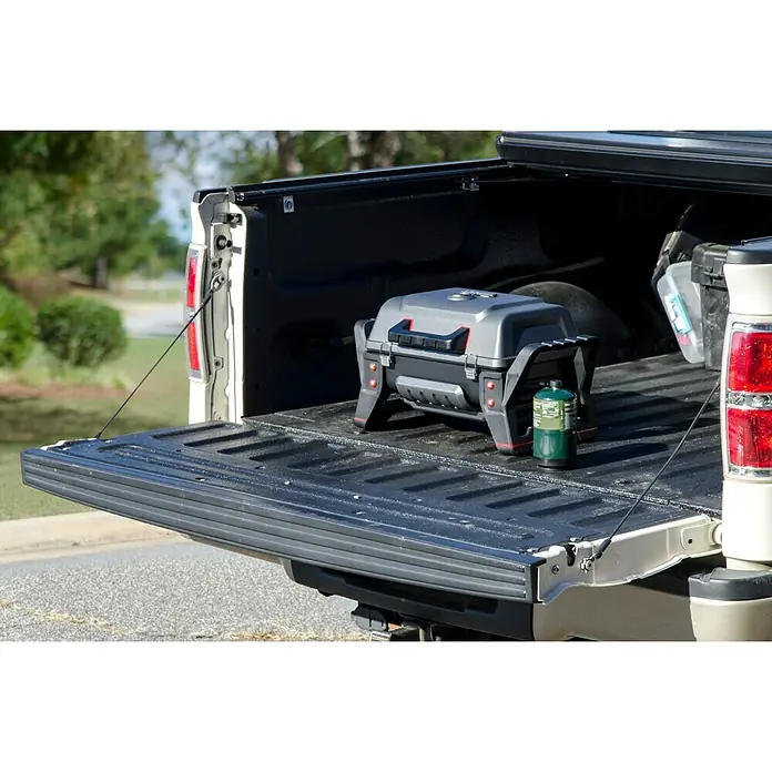 Char-Broil Gasgrill Grill2Go - Grillfläche (B x T): 44 x 28 cm, 2,7 kW, Anzahl Brenner: 2 - Der tragbare Grill auf der Ladefläche eines Trucks, ideal für unterwegs. Perfekt für Campingausflüge oder spontane Grillabende im Freien.