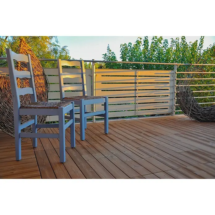 Loseta con sistema click Smartdeck - Pino, 30 x 30 x 2,5 cm, Natural, 6 ud. - Dos sillas de madera azul claro con asientos de paja se sientan en una terraza de madera frente a un fondo decorativo.