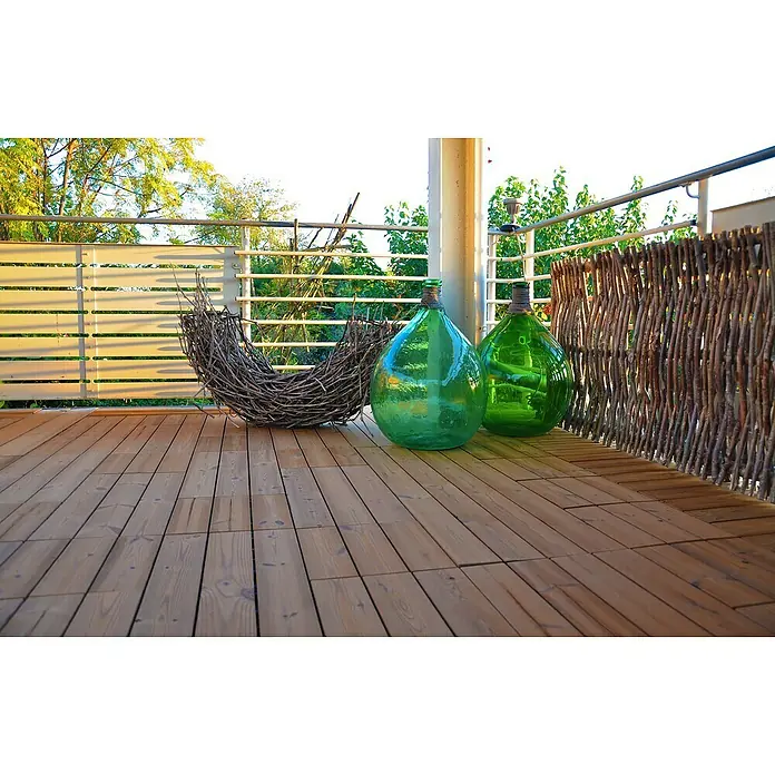 Loseta con sistema click Smartdeck - Pino, 30 x 30 x 2,5 cm, Natural, 6 ud. - Terraza acogedora con dos damajuanas de vidrio verde y un nido decorativo, creando un ambiente elegante y acogedor.
