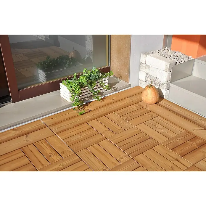 Loseta con sistema click Smartdeck - Pino, 30 x 30 x 2,5 cm, Natural, 6 ud. - Escena otoñal con baldosas de madera, calabaza y jardinera junto a una ventana. Los colores cálidos crean un ambiente acogedor.