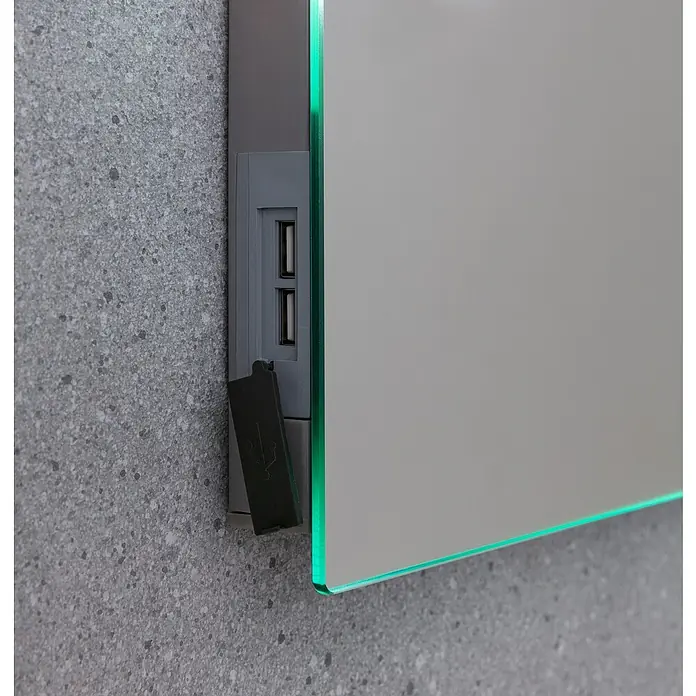 Camargue Lichtspiegel Calor - 60 x 80 cm, Sensor - Nahaufnahme eines modernen Spiegels mit USB-Anschlüssen und grüner LED-Beleuchtung, ideal für Badezimmer.